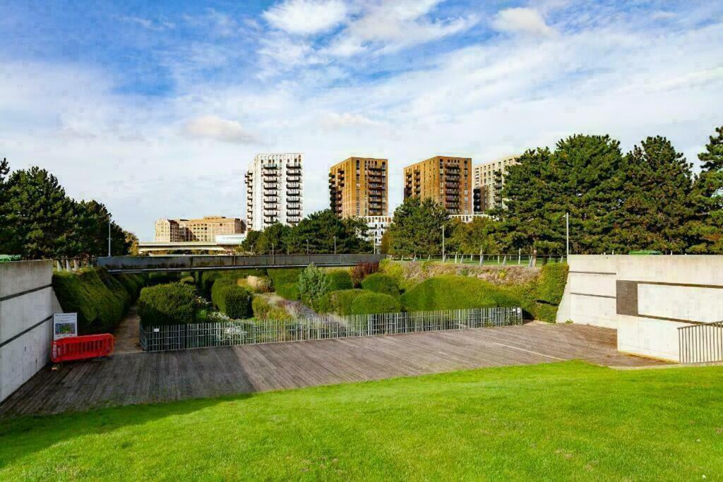 Deluxe Double Bed In Shared Apt Near Canary Wharf, City Airport & O2 Arena With Thames View London Luaran gambar